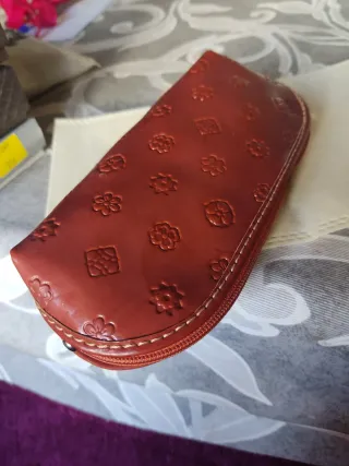 Funda gafas cuero marrón grabada flores