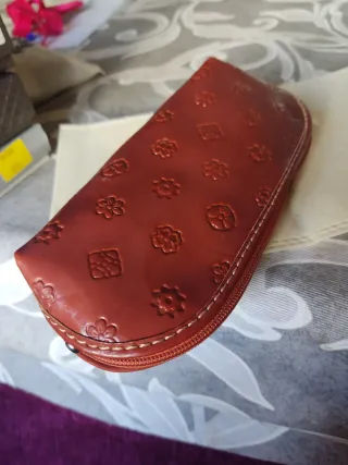 Funda gafas cuero marrón grabada flores