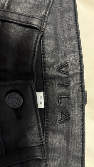 Pantalón efecto piel VILA negro