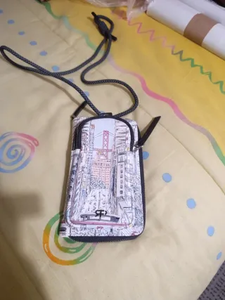 Bolso cartera con estampado de ciudad