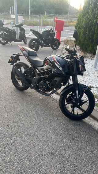 Moto qjmotor trx 125 con caída