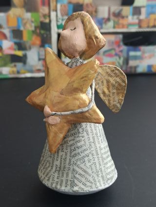 Figura de ángel en papel maché con estrella dorada