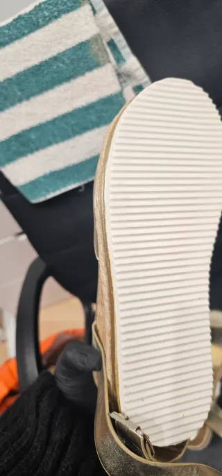 Sandalias doradas cuña esparto