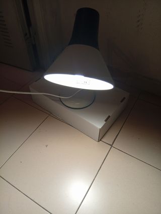 Lámpara de escritorio blanca y negra