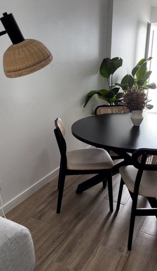 Mesa e 4 Cadeiras SKLUM