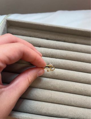 Anillo de oro con margaritas rosas