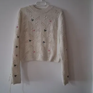 Jersey de punto con flores. Color blanco roto