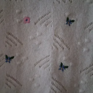 Jersey de punto con flores. Color blanco roto