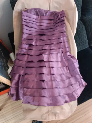 Vestido fiesta morado con volantes y lazo