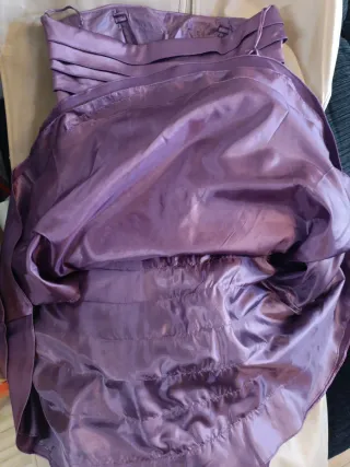 Vestido fiesta morado con volantes y lazo