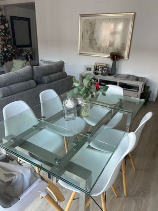 Mesa cristal extensible y 6 sillas blancas