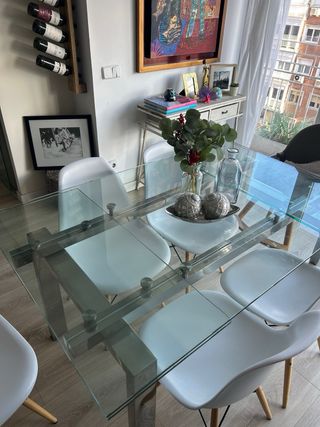 Mesa cristal extensible y 6 sillas blancas