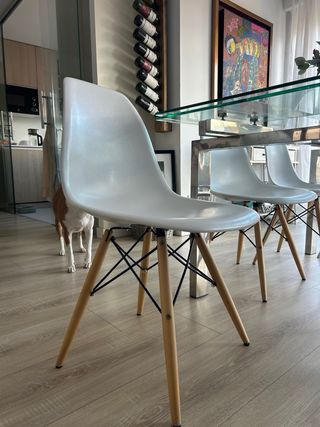 Mesa cristal extensible y 6 sillas blancas