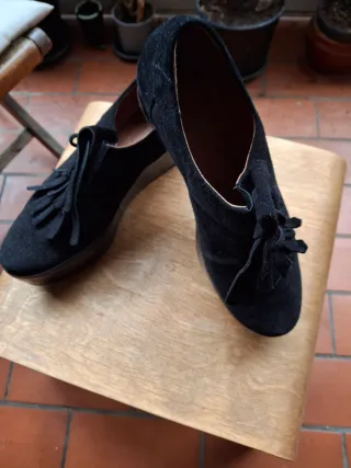 Zapatos de ante con plataforma marca PALOMITAS.