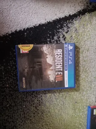 PS4 Slim Nera + 5 Giochi + Controller Rosso