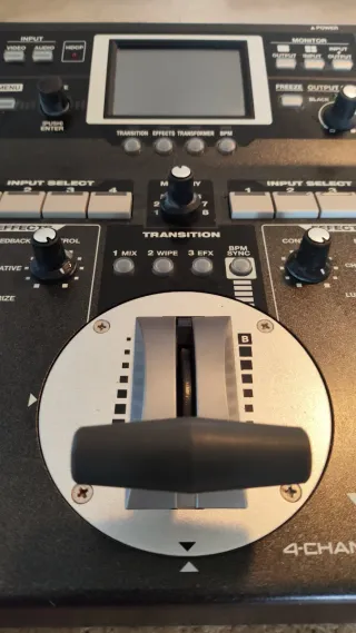 MESA DE MEZCLAS DIGITAL ROLAND V-4EX DE 4 PISTAS