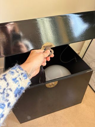 Mesa auxiliar negra diseño oriental