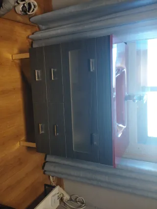 Mueble de baño con lavabo rojo y negro