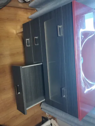 Mueble de baño con lavabo rojo y negro