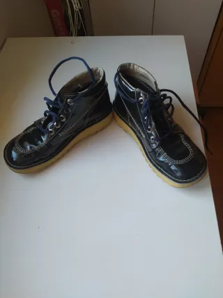 Zapatos Kickers negros charol