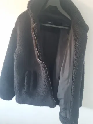 Cazadora pelo Bershka negra