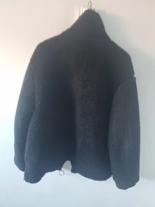 Cazadora pelo Bershka negra