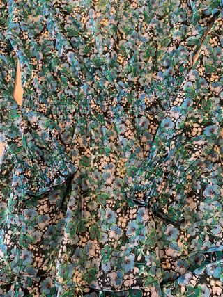 Vestido Zara floral verde con hilo dorado