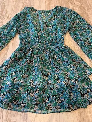 Vestido Zara floral verde con hilo dorado