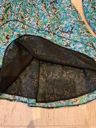 Vestido Zara floral verde con hilo dorado