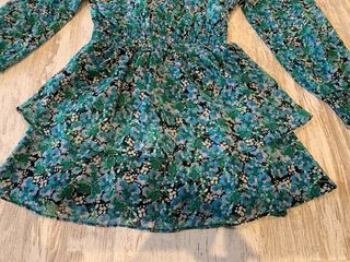 Vestido Zara floral verde con hilo dorado