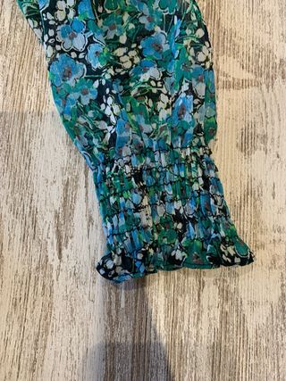 Vestido Zara floral verde con hilo dorado