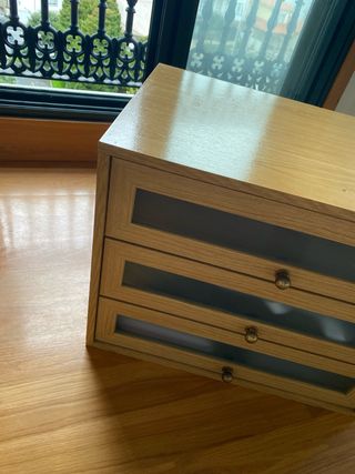 Mueble de madera buena con cajones y cristal