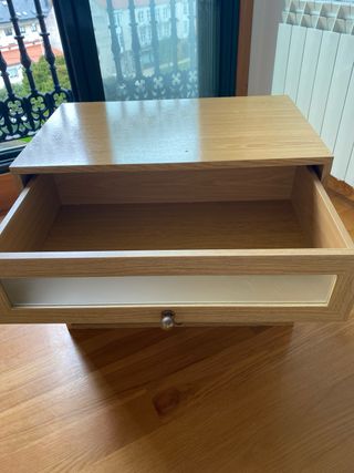 Mueble de madera buena con cajones y cristal