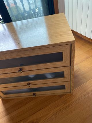Mueble de madera buena con cajones y cristal