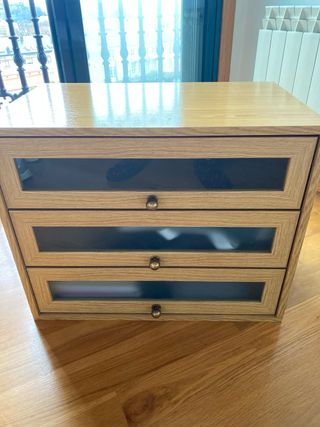 Mueble de madera buena con cajones y cristal