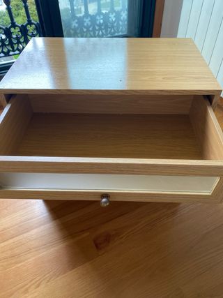 Mueble de madera buena con cajones y cristal