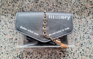 Piccola borsa nera con catenella dorata