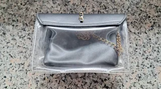 Piccola borsa nera con catenella dorata