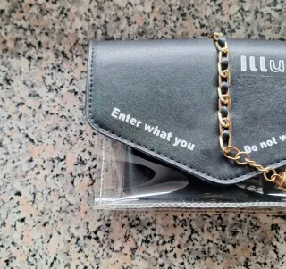 Piccola borsa nera con catenella dorata