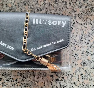 Piccola borsa nera con catenella dorata