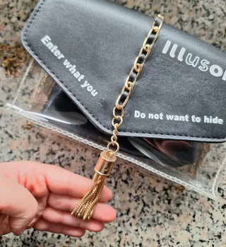 Piccola borsa nera con catenella dorata