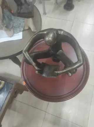 Figura de bronce de hombre leyendo