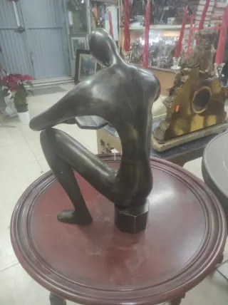 Figura de bronce de hombre leyendo