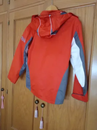 Chubasquero naranja y gris