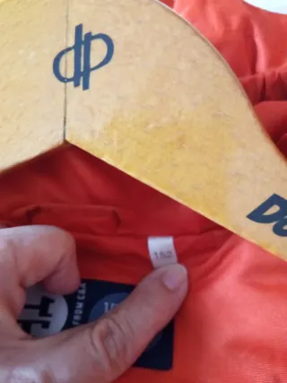 Chubasquero naranja y gris