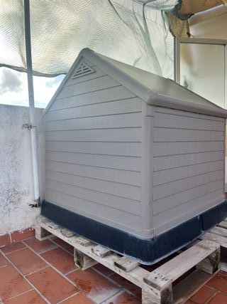 Caseta para perros beige y negra