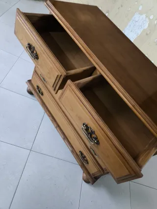 Cómoda de madera castaño