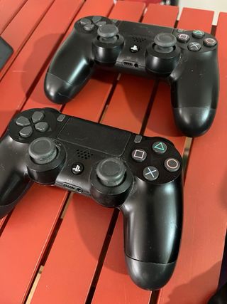 PS4 (PlayStation 4) con 3 juegos