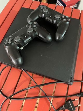 PS4 (PlayStation 4) con 3 juegos