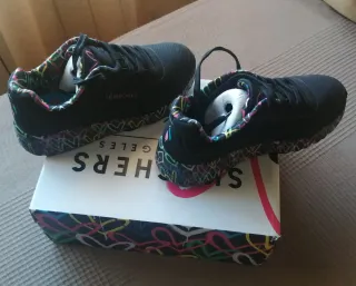 Zapatillas niña negras Skechers Corazones Talla 35